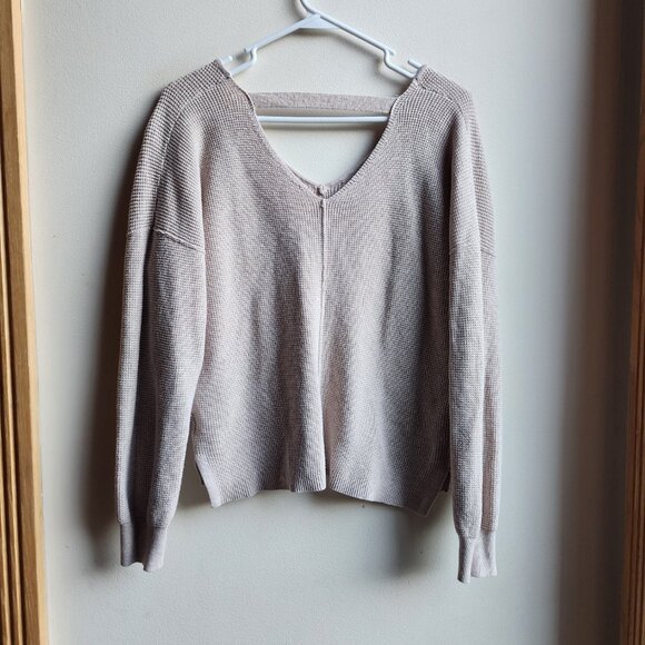 Hippie Rose Beige V-Neck Open Back Detail Sweater Size Medium - Picture 11 of 11